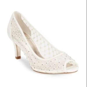 White Pumps, Adrianna Papell